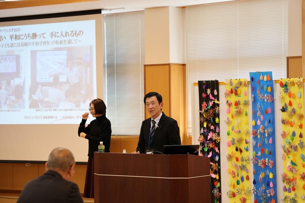 講演するPIECE OF PIECE代表世話人の須田さん。横には手話の同時通訳者も