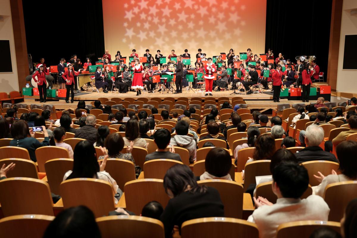 歌のおねえさんとおにいさんも参加してアンパンマンの歌を会場と一緒に歌った