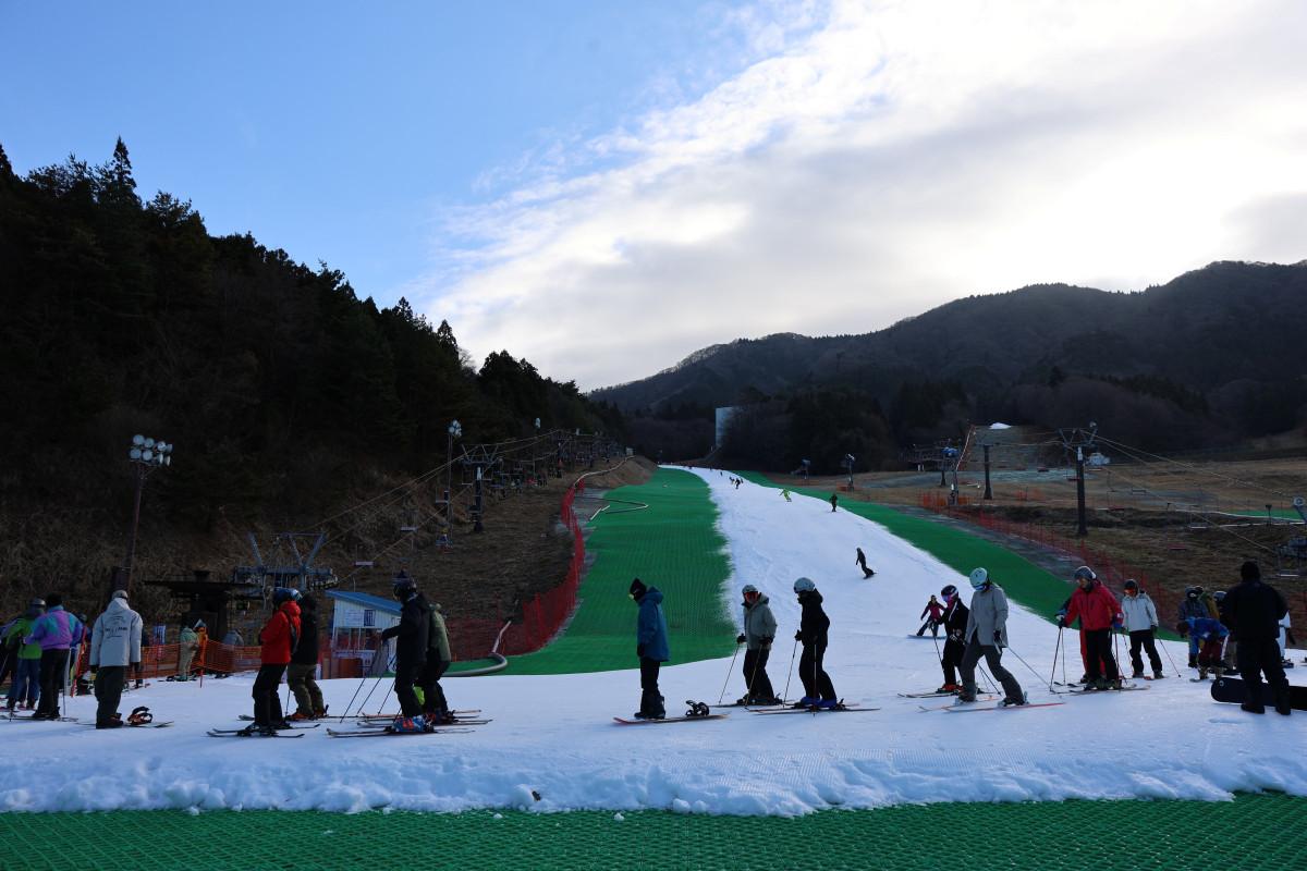 オープン初日に今シーズン初滑りを楽しむ来場者たち