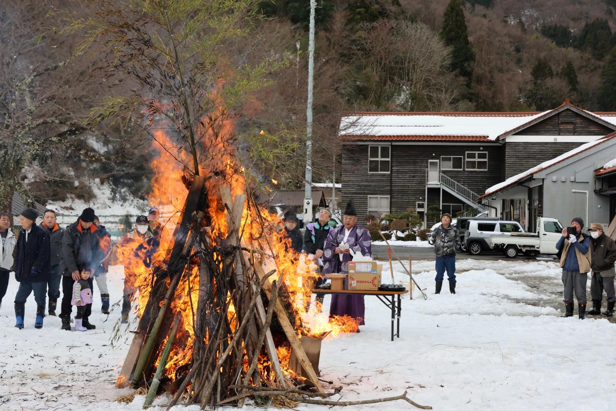 竹やわらで作った櫓に正月飾りやしめ縄を一緒にして燃やした