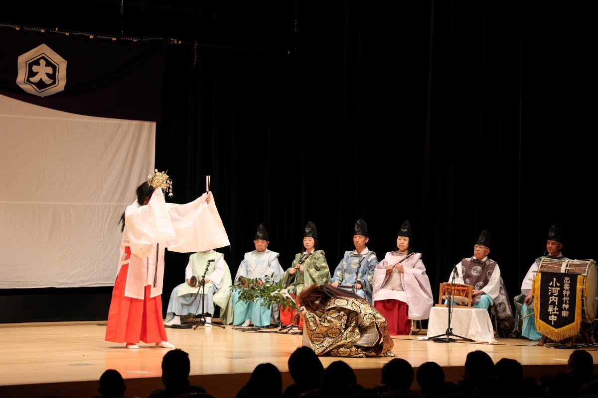 300年の歴史がある小河内神楽社中が日本武（やまとだけ）を演じた