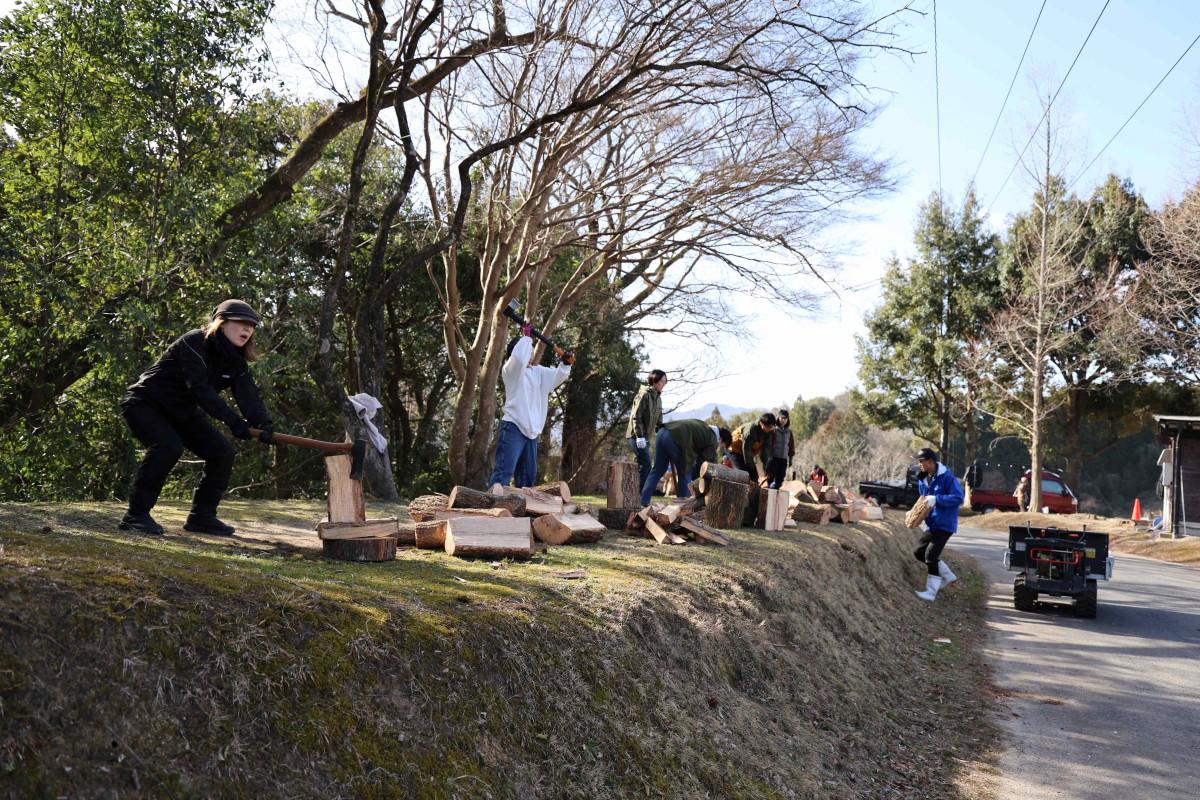 初めて参加する人から11回目のベテランまで並んでおのを振るった