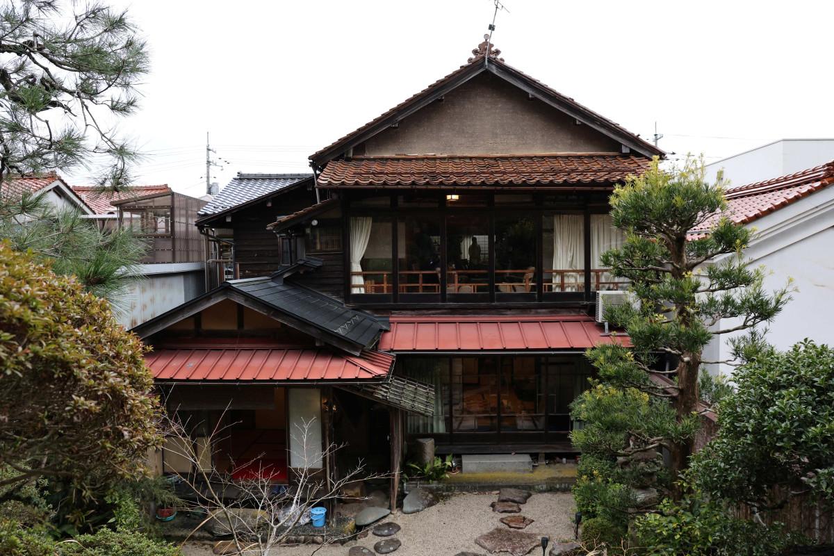 奥の庭から見た天野館別邸