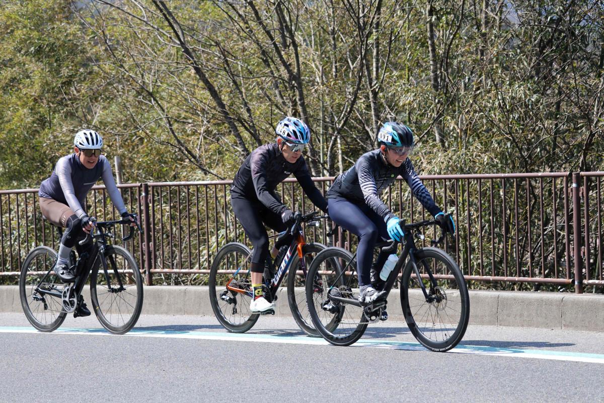 飯南町・来島と頓原の間を走る先頭集団