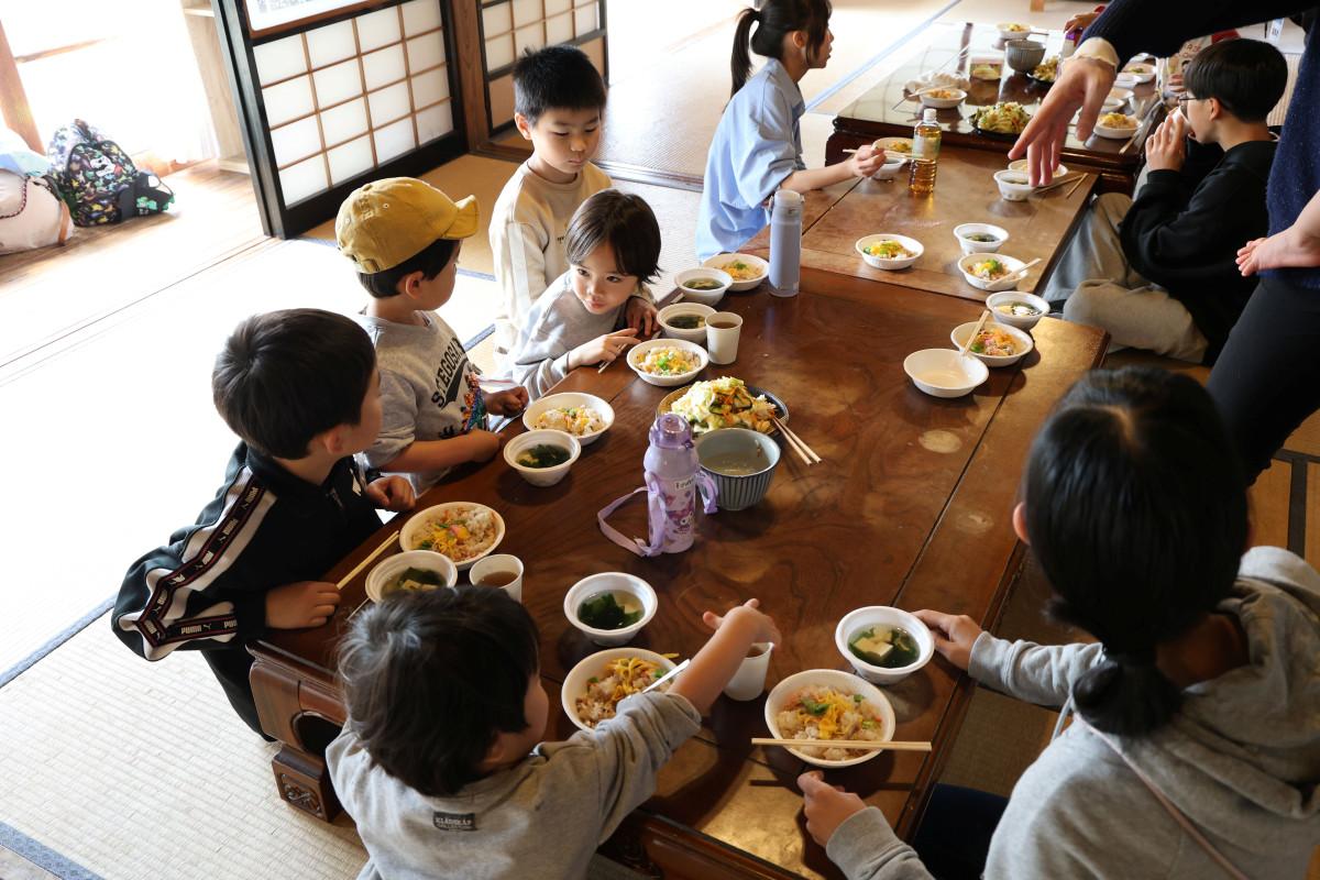 初日の昼ごはんは、みんなで焼きサバずしを作って食べた