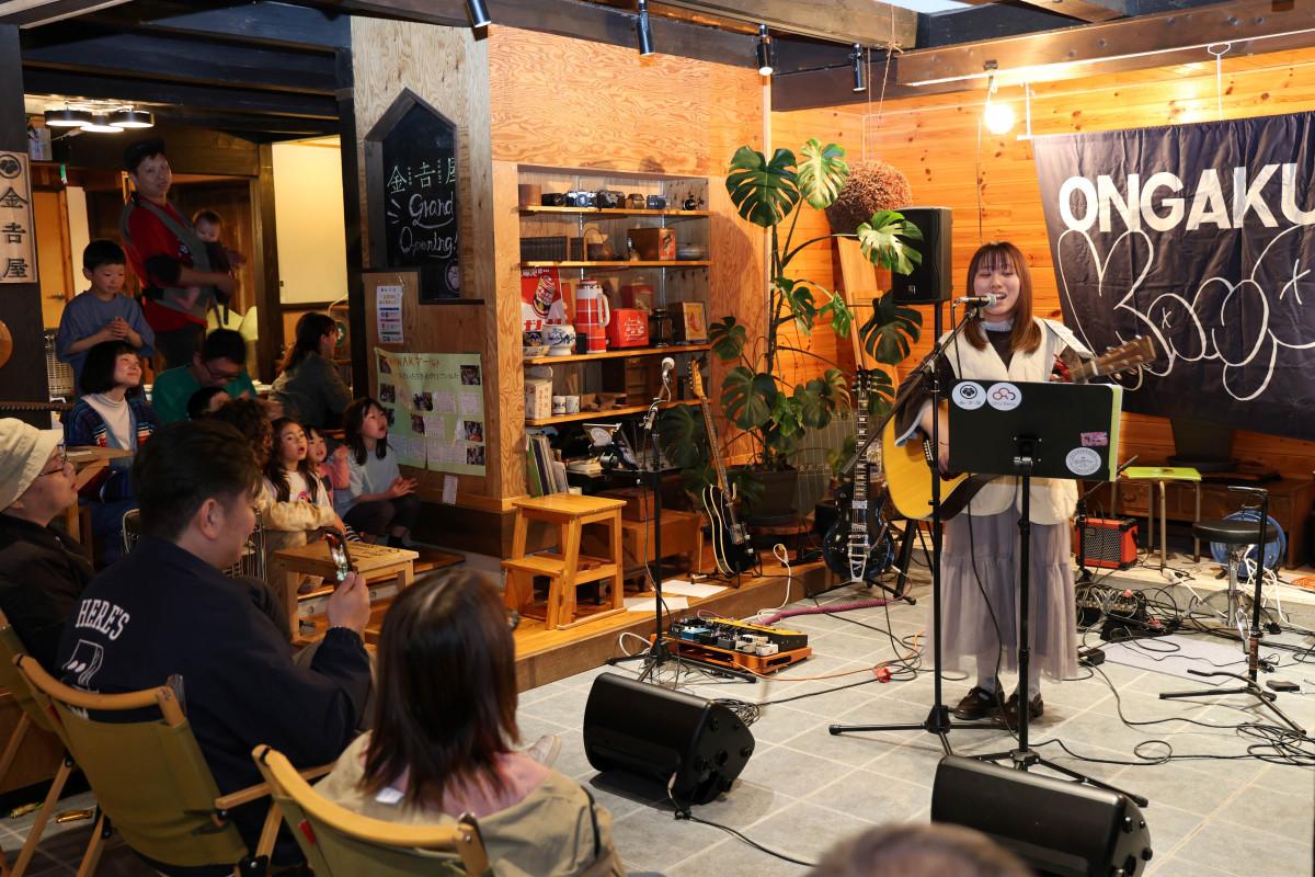 松江在住のもちさんの歌で盛り上がる若者たち