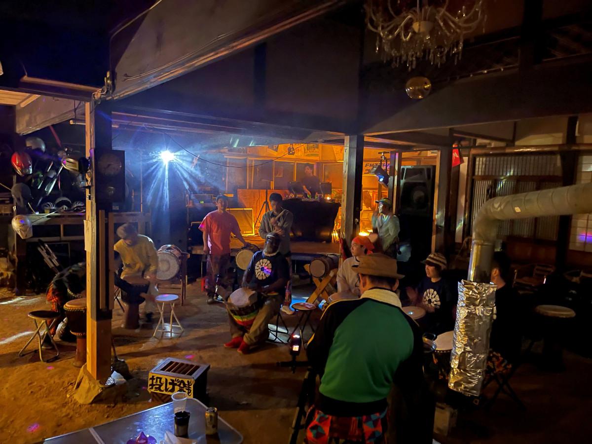 SAWAGACI（サワガシ）がジャンベをたたき盛り上げた