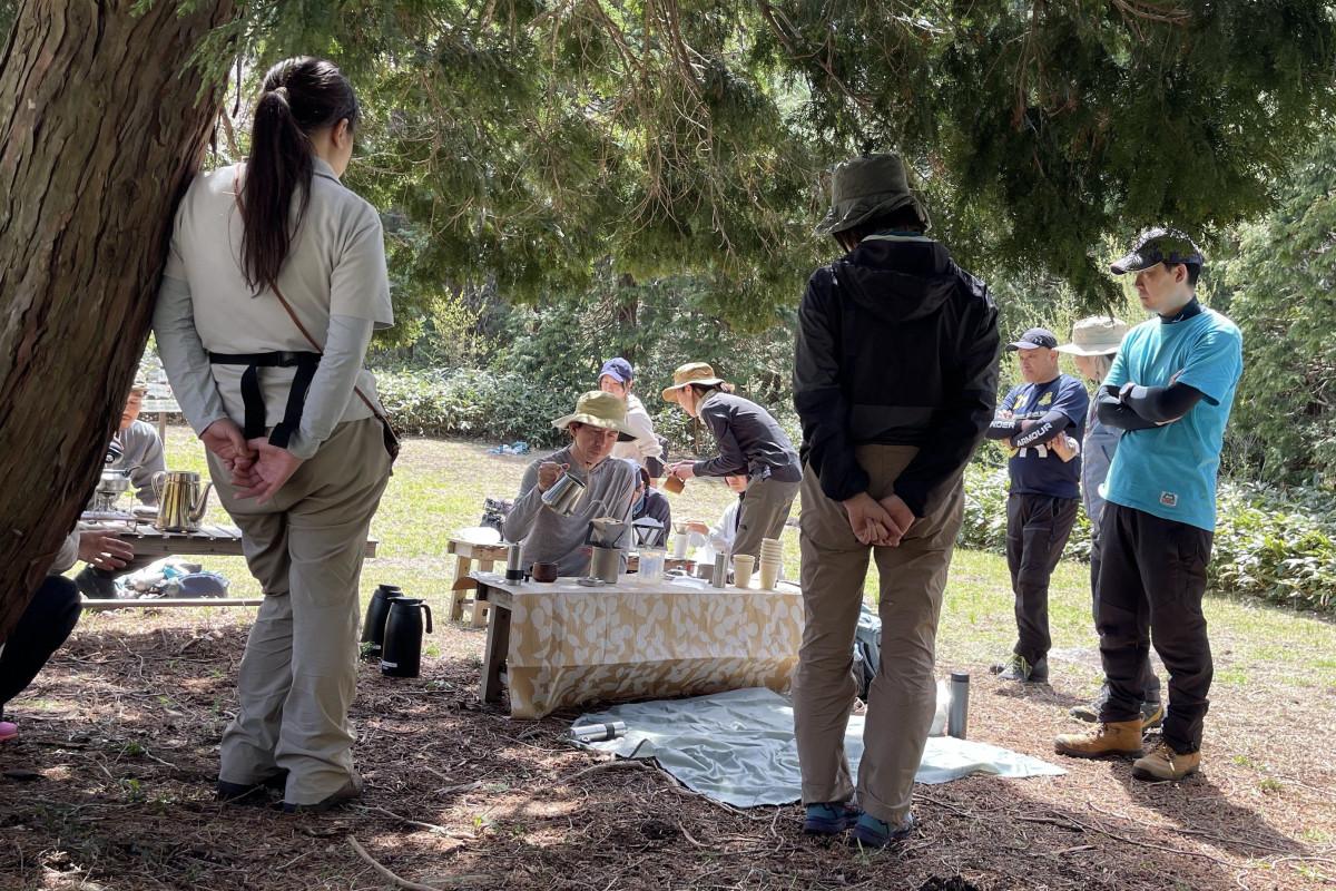 頂上でオリジナルブレンドコーヒーをドリップする「MOUNT COFFEE」の山本さん