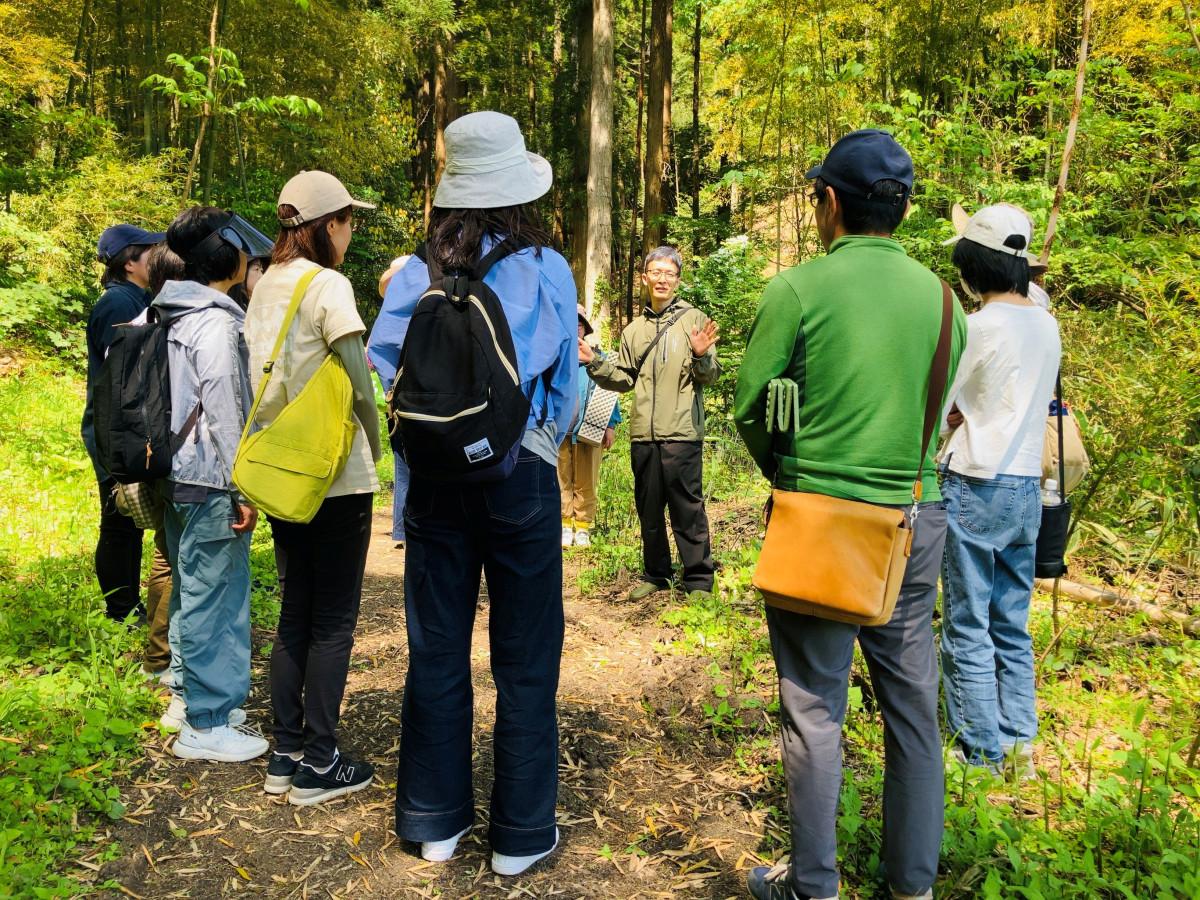 参加者に自然の感じ方を提案する講師の枡田さん（中央）