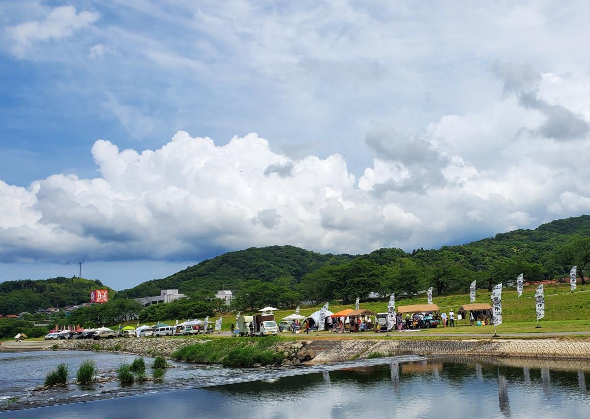願い橋から望む「雲の市」の会場