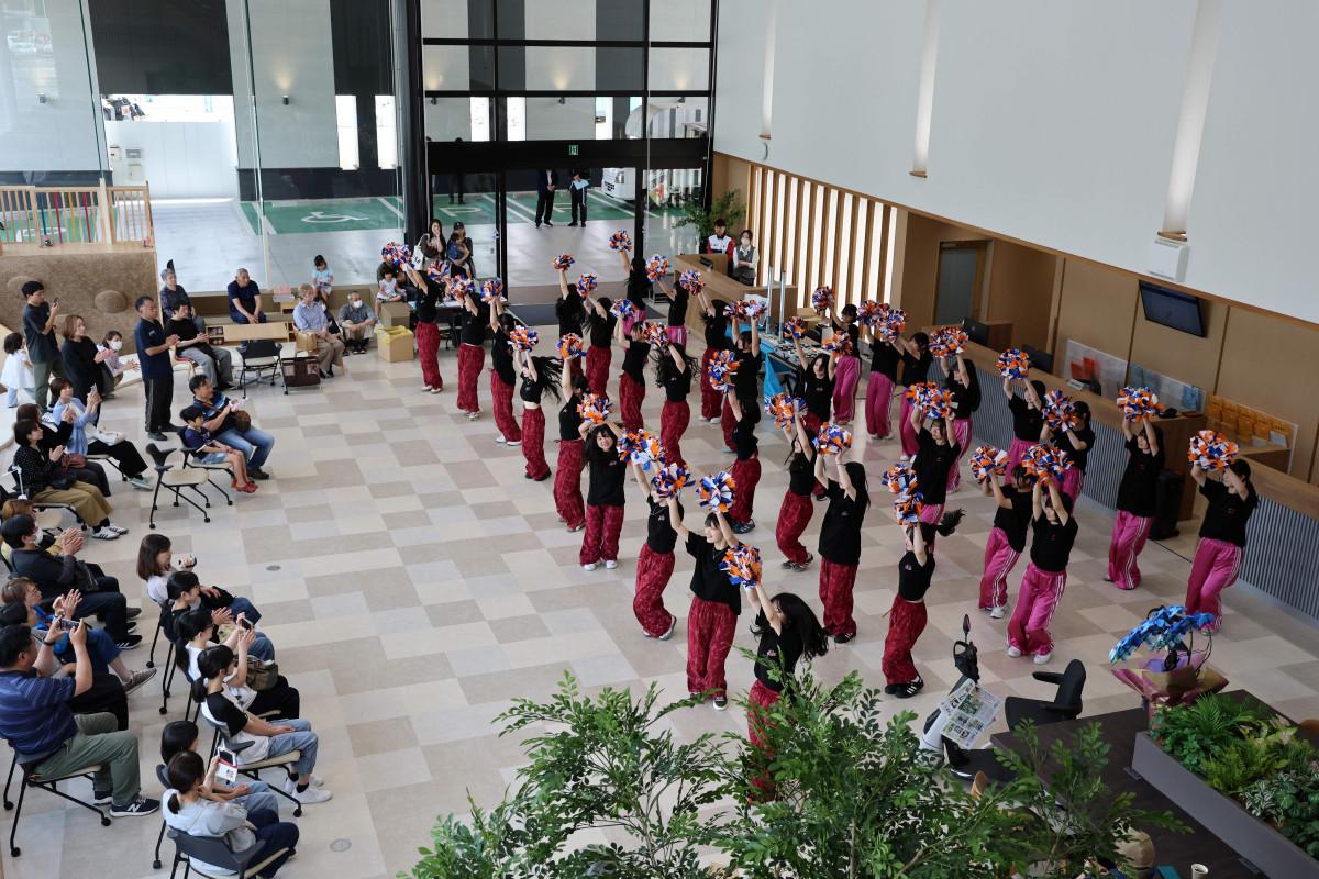 グランドオープニングイベント初日にパフォーマンスを披露した三刀屋高校ダンス部