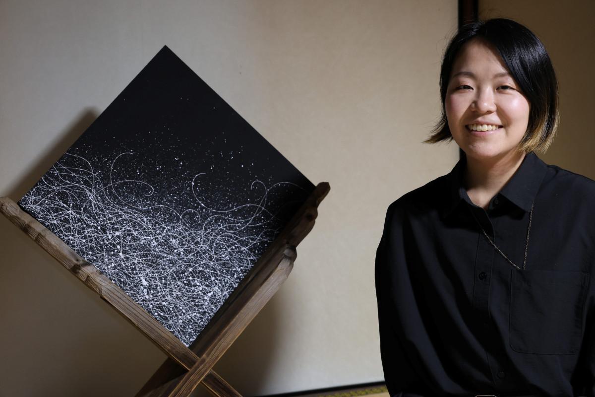 旧和田邸1階の和室床の間の作品と共に来場を呼びかけるささをかさん