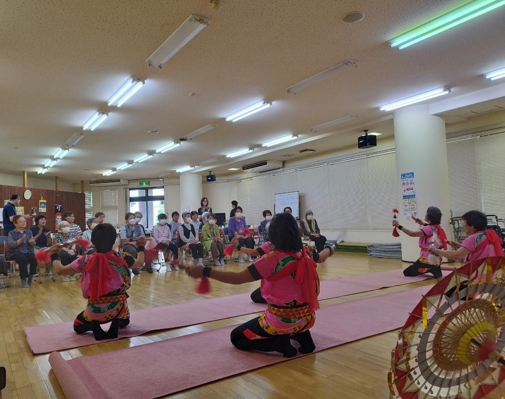「おとめ会」による踊りを楽しむ参加者