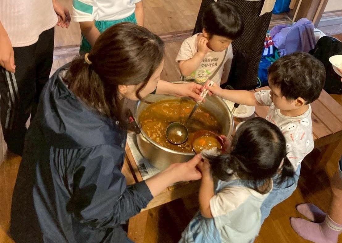 自分たちで調理したカレーを盛り付ける子どもたち（写真提供＝CNC）