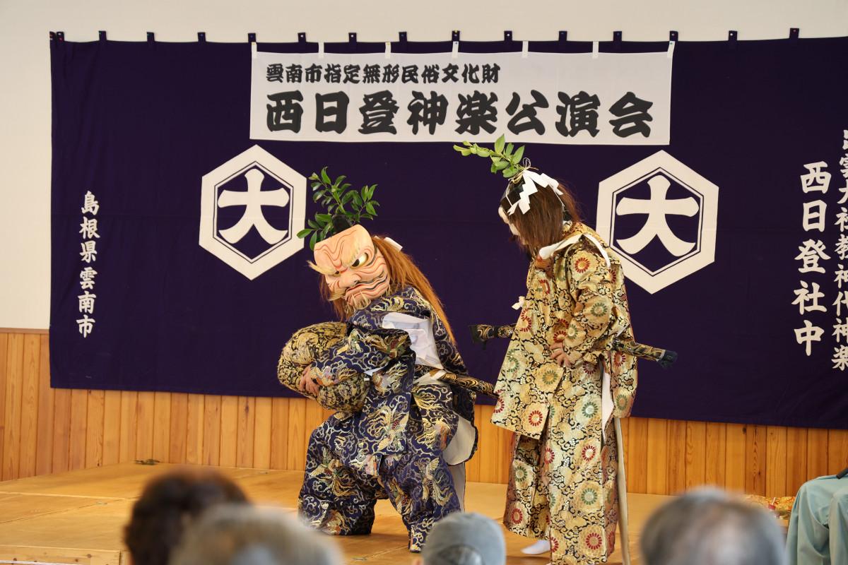 演目「国譲り」で大きな石を使った力比べをする「タケミナカタ」（右）と「タケミナヅチ」（左）