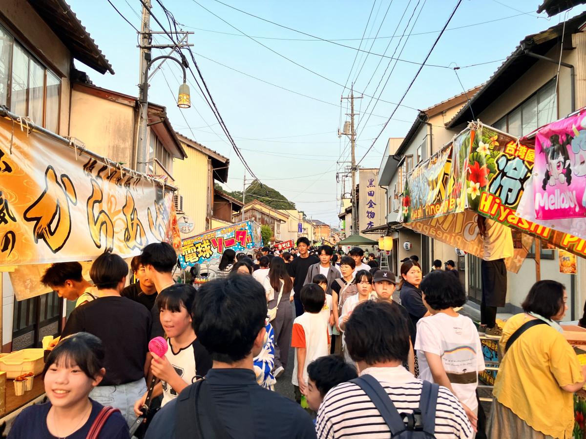 夕刻から多くの人でにぎわう街なか
