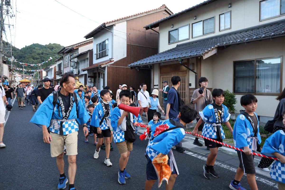 子どもみこしを引いて歩行者天国となった通りを「わっしょい」のかけ声で練り歩く子どもたち