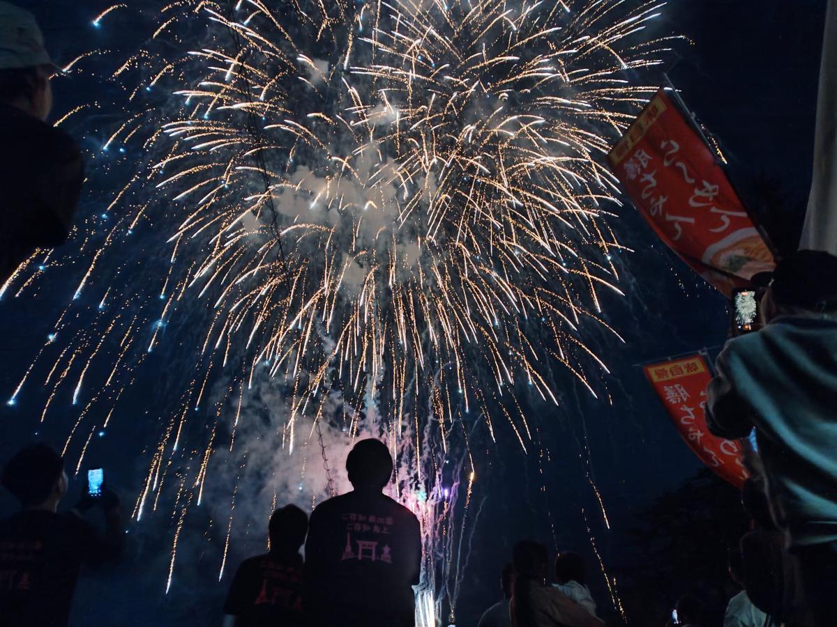 夜空を彩る100発余りの打ち上げ花火