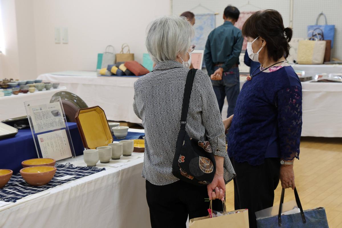 会話をしながら作品を見てまわる来場者