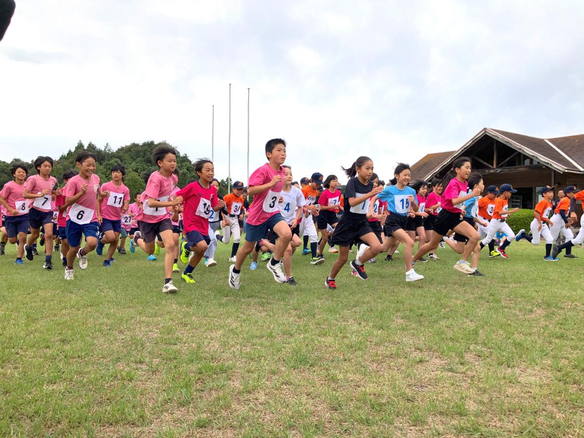 ロードレースで一斉に走り出す、小・中学生と社会人