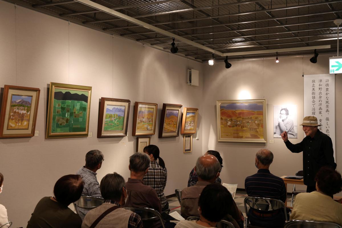 古代鉄歌謡館名誉館長高橋勲さんのトークで展示している中尾彰の作品を見る参加者たち