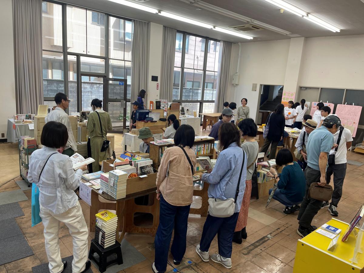 旧山陰合同銀行木次支店の空き店舗内での古本市の様子