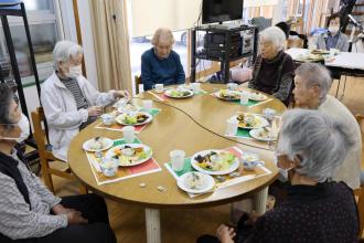 地域の高齢者サロンに集まった人たちで昼食を楽しむ