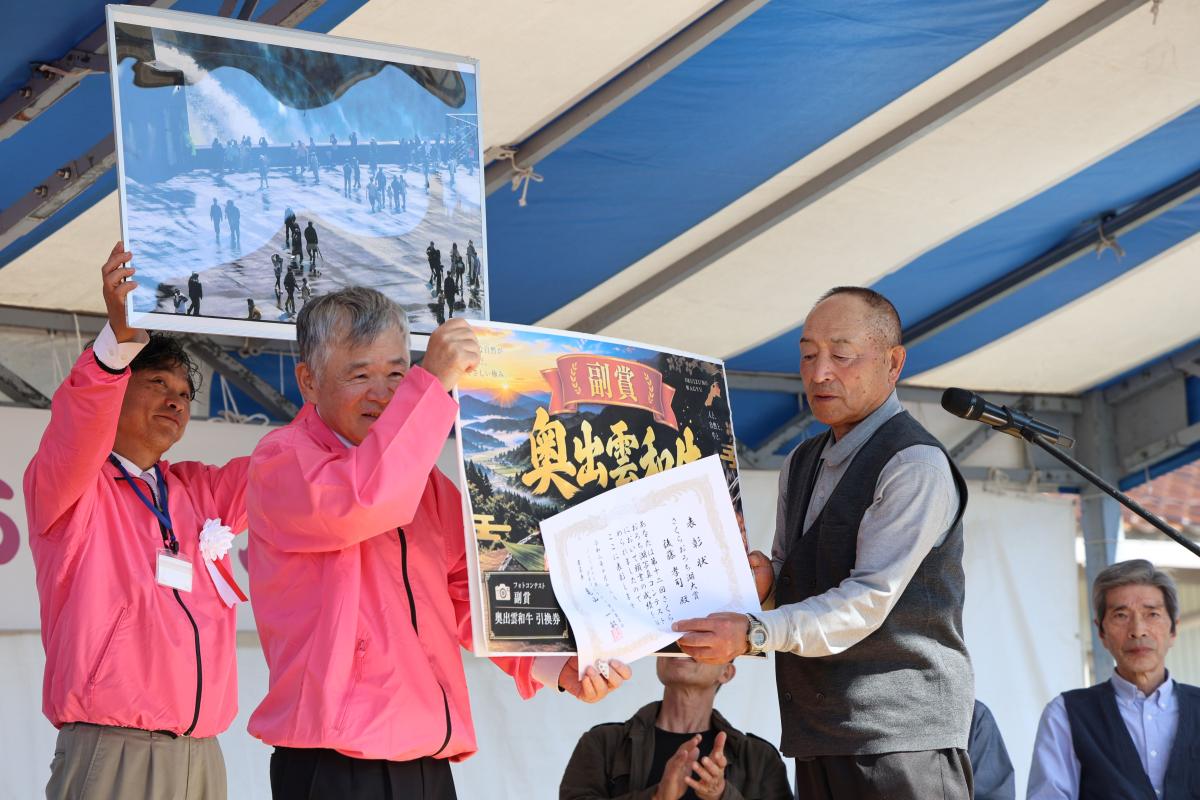 「放たれる水、見上げる人々」でさくらおろち湖大賞を受賞した後藤孝司さん