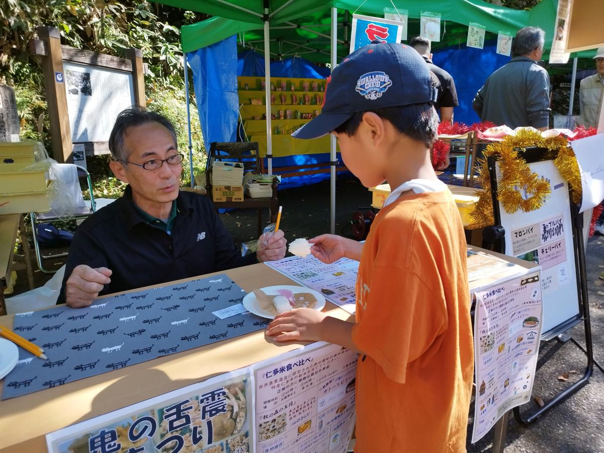 仁多米の食べ比べに参加する子ども