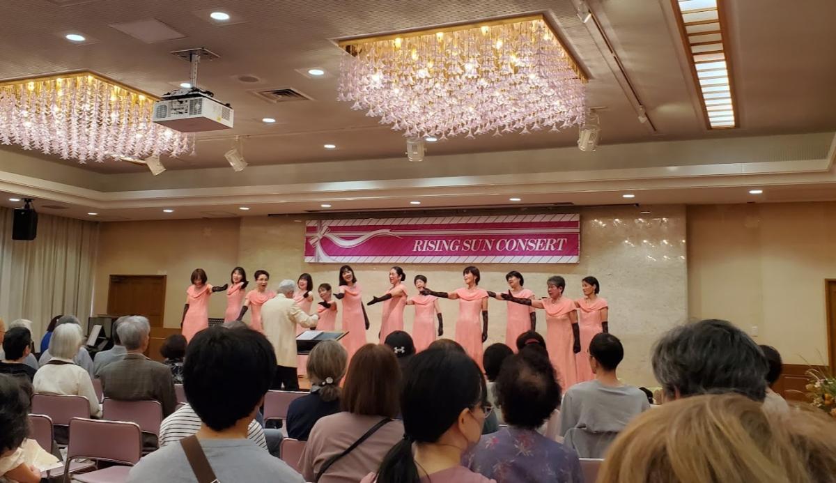 おそろいの淡いピンク色のドレスに身を包み、息の合った歌声を披露するライジングサンのメンバー