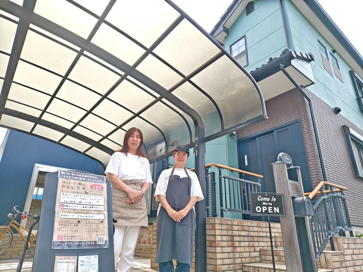 「かふぇ らら」の店の前で多田早苗さん（左）