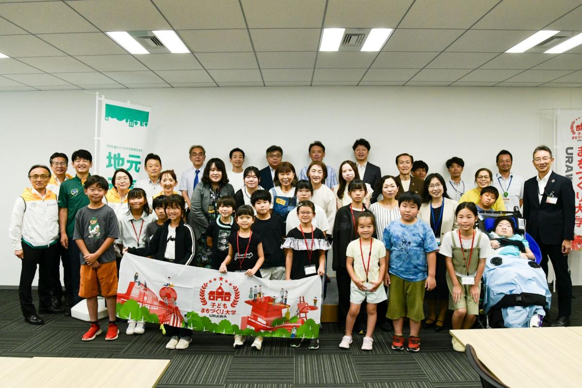 成果発表会で発表する受講生の集合写真（昨年度）