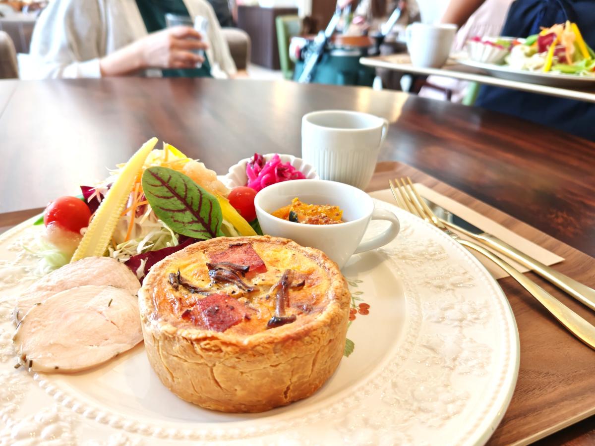 彩り野菜がカラフルな「季節のキッシュプレート」