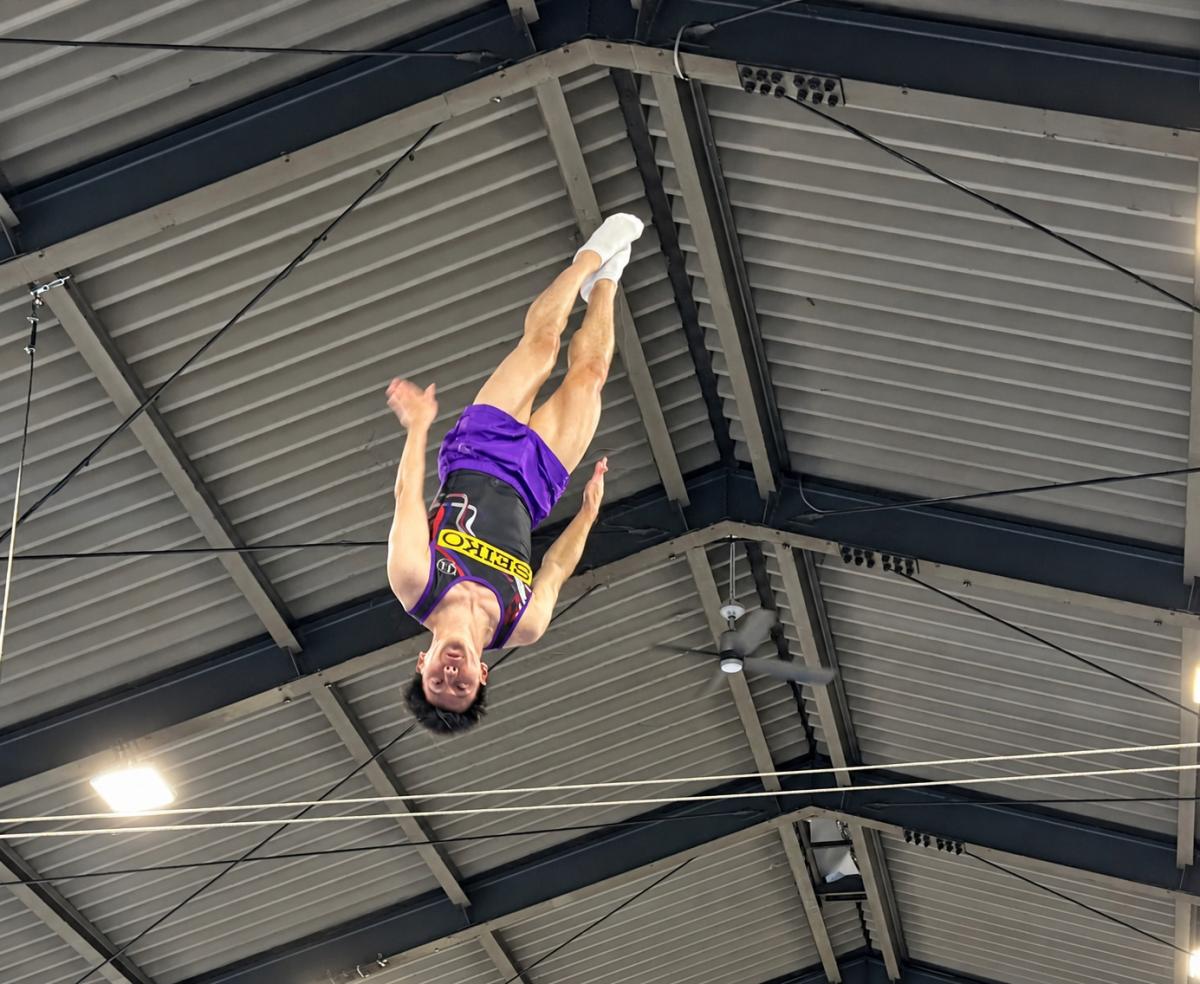 男子Aクラスで技を披露する棟朝銀河選手