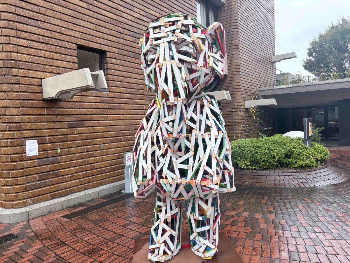 埼玉会館の屋外広場に展示された石上城行さんの「記憶の庭－ガネーシャが泣いている－」