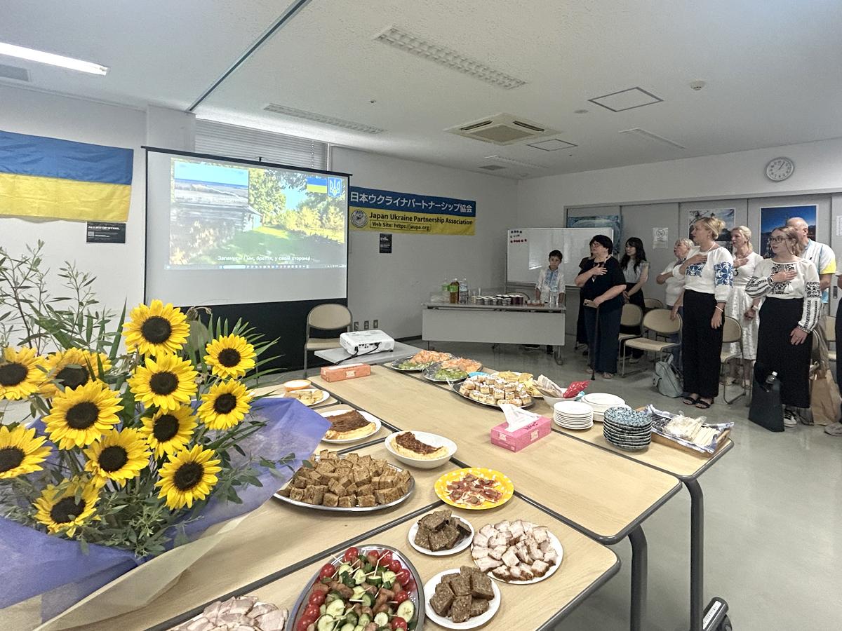 ウクライナパートナーシップ協会、浦安でチャリティーイベント 国歌斉唱