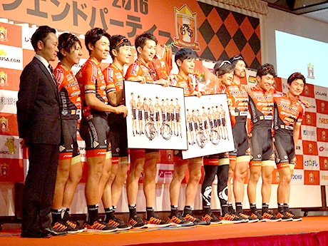宇都宮ブリッツェンが今季レース報告会 大久保、堀選手の退団セレモニーも