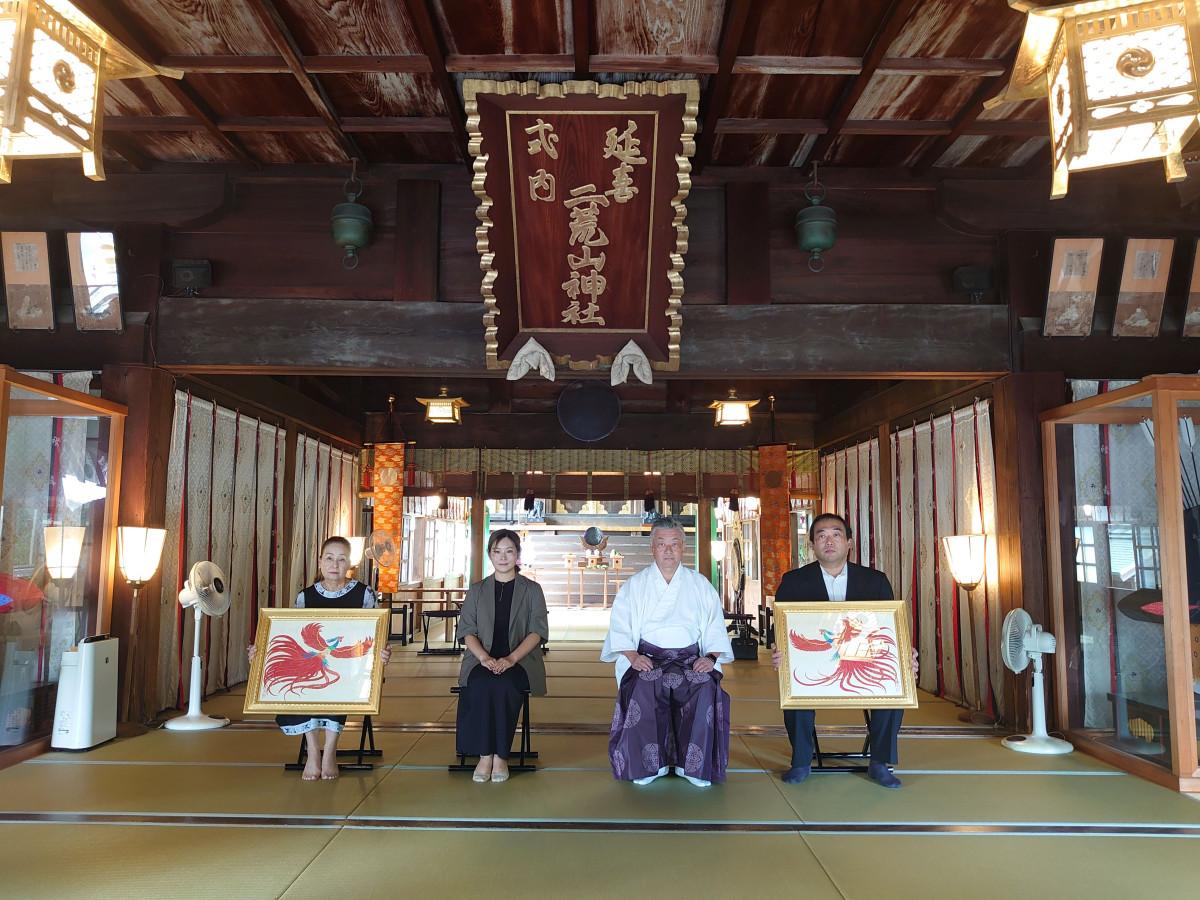 (右から)新井社長、荒井宮司、作者の窪井さん、KILALA美術学院長の大輪久美子学院長