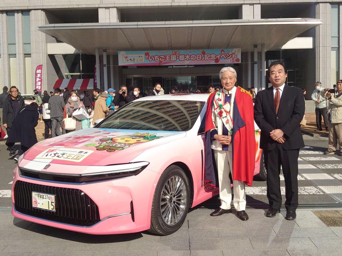 新型「いちごクラウン」と福田富一知事（左）と新井孝則社長