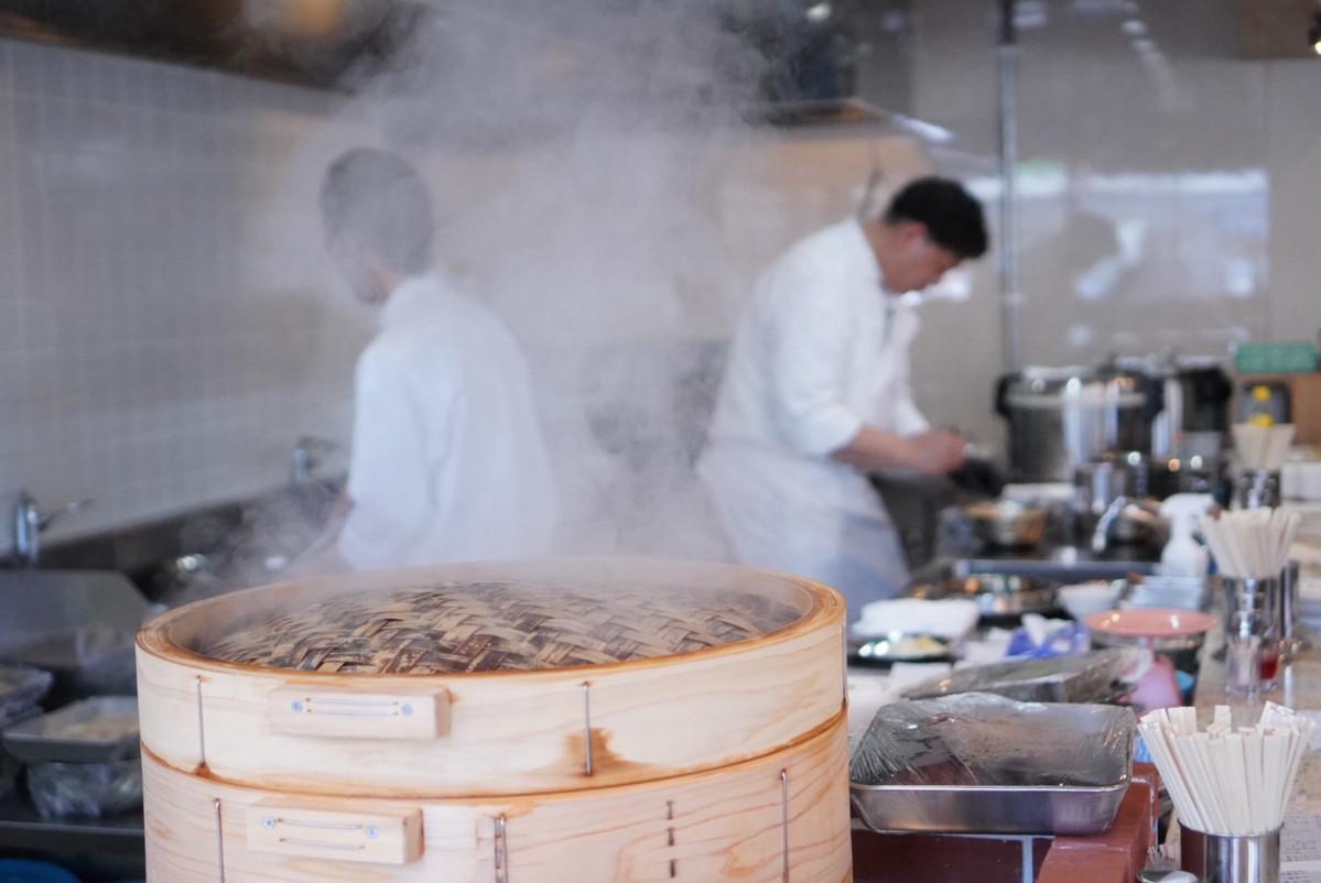 酒と中華の店「マルカン」の厨房の様子