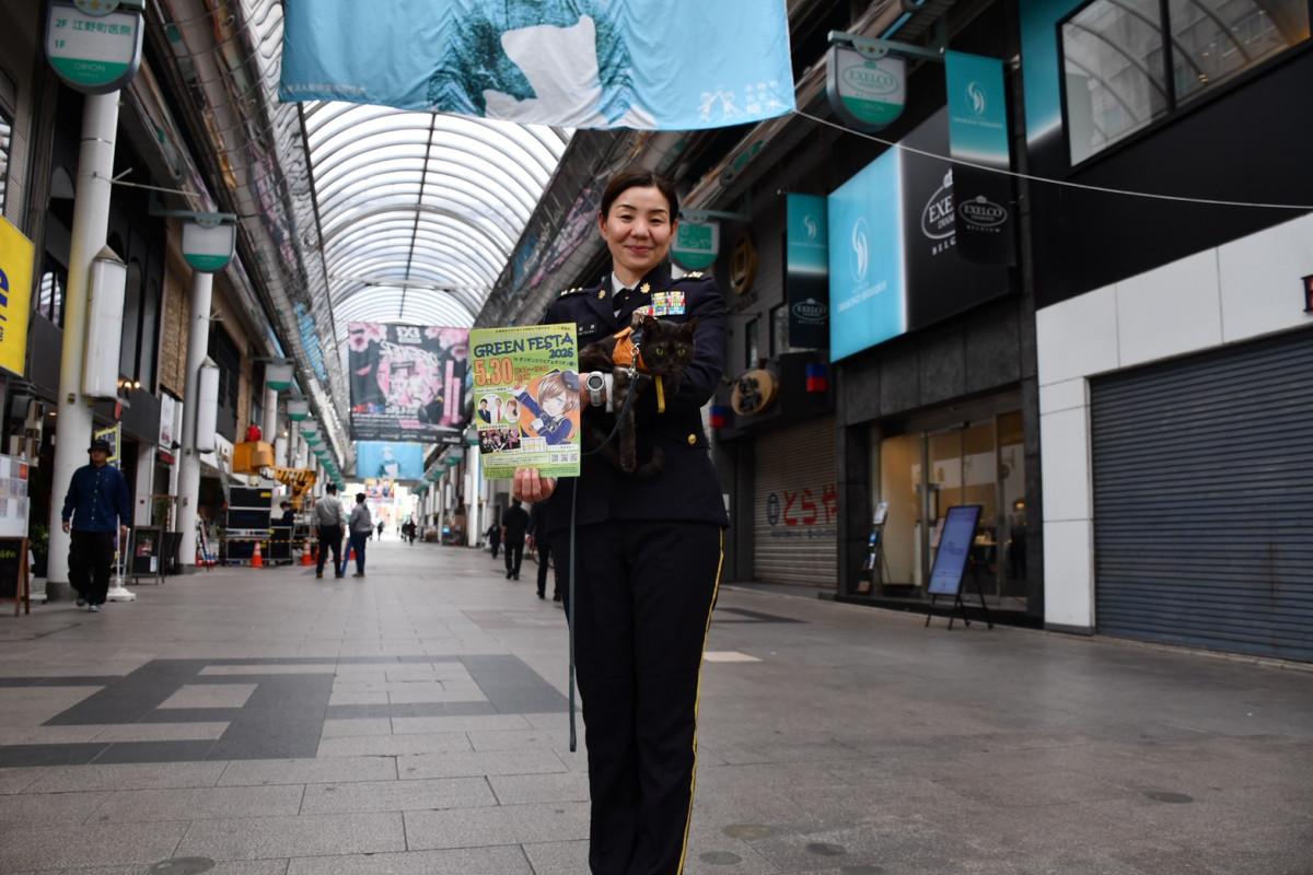 チラシを手にする栃木地本の松田桃子さん