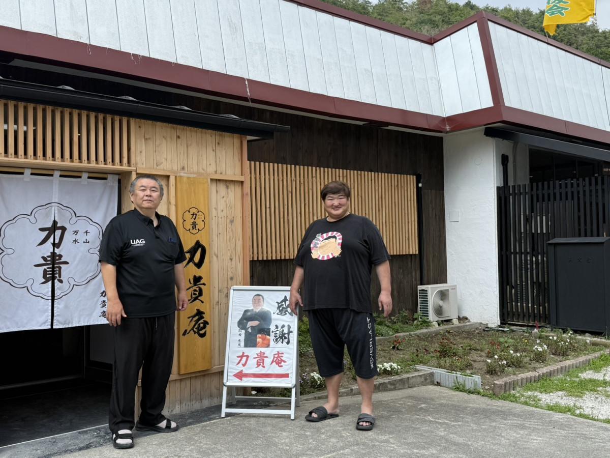 「力貴庵」の入り口に立つ（右から）貴闘力さんと琴光喜さん