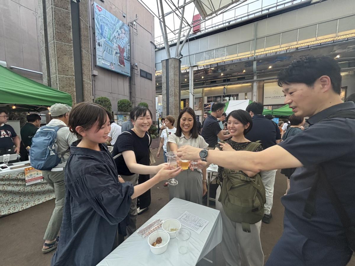 「とちぎ地元の酒で乾杯フェスタ」同僚と乾杯をする来場者