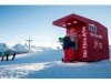 ウィスラーにカナダ初のスキースルーATM ポールやグローブ用ホルダーも