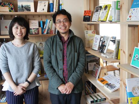 選書担当の三木さん(左)と、PLUG店長の小泉さん