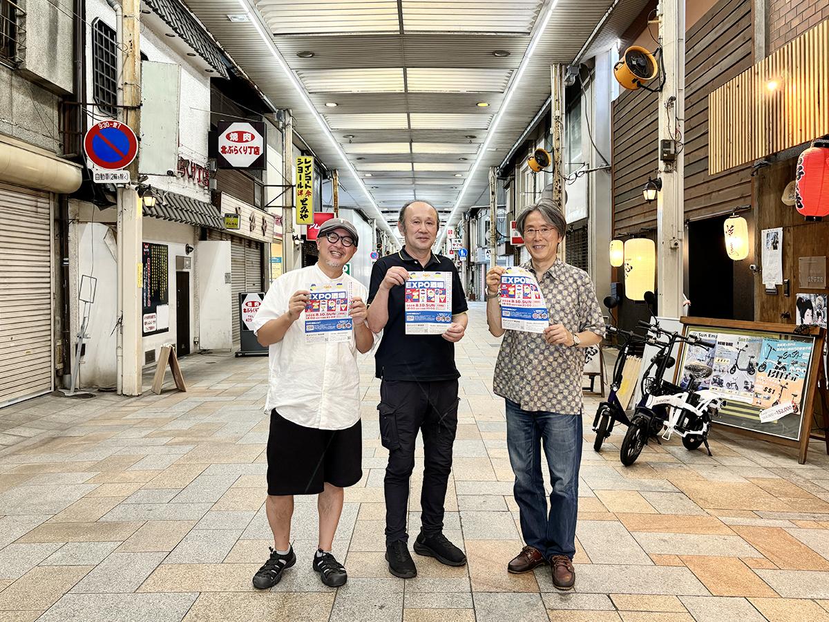 (左から)イベントを企画運営する「サスカッチ」の小川貴央社長、北ぶらくり丁商店街振興組合の桑島理事長、平松副理事長