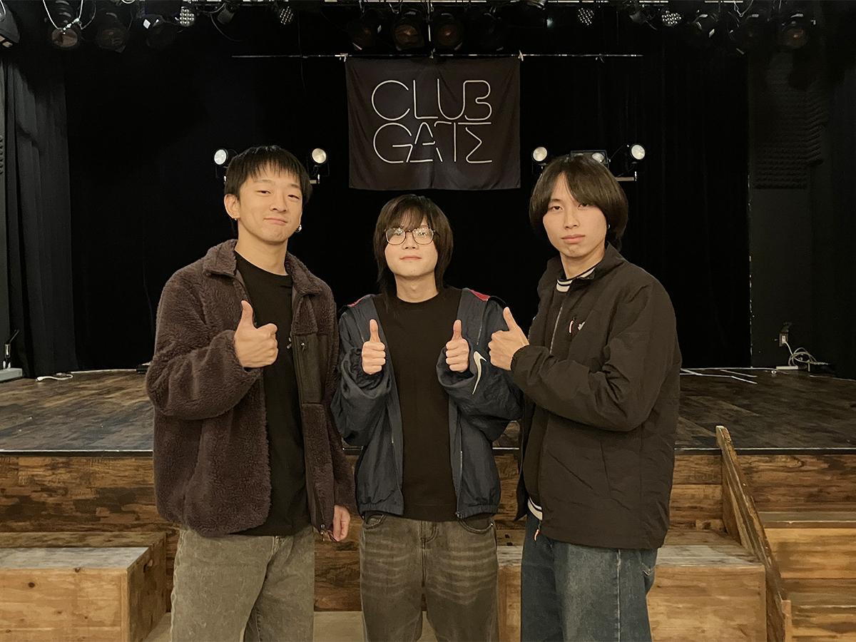 （左から）「和歌山クラブゲート」に立つ「Yellow Cake」のげんきさん、えいたさん、ゆうさん