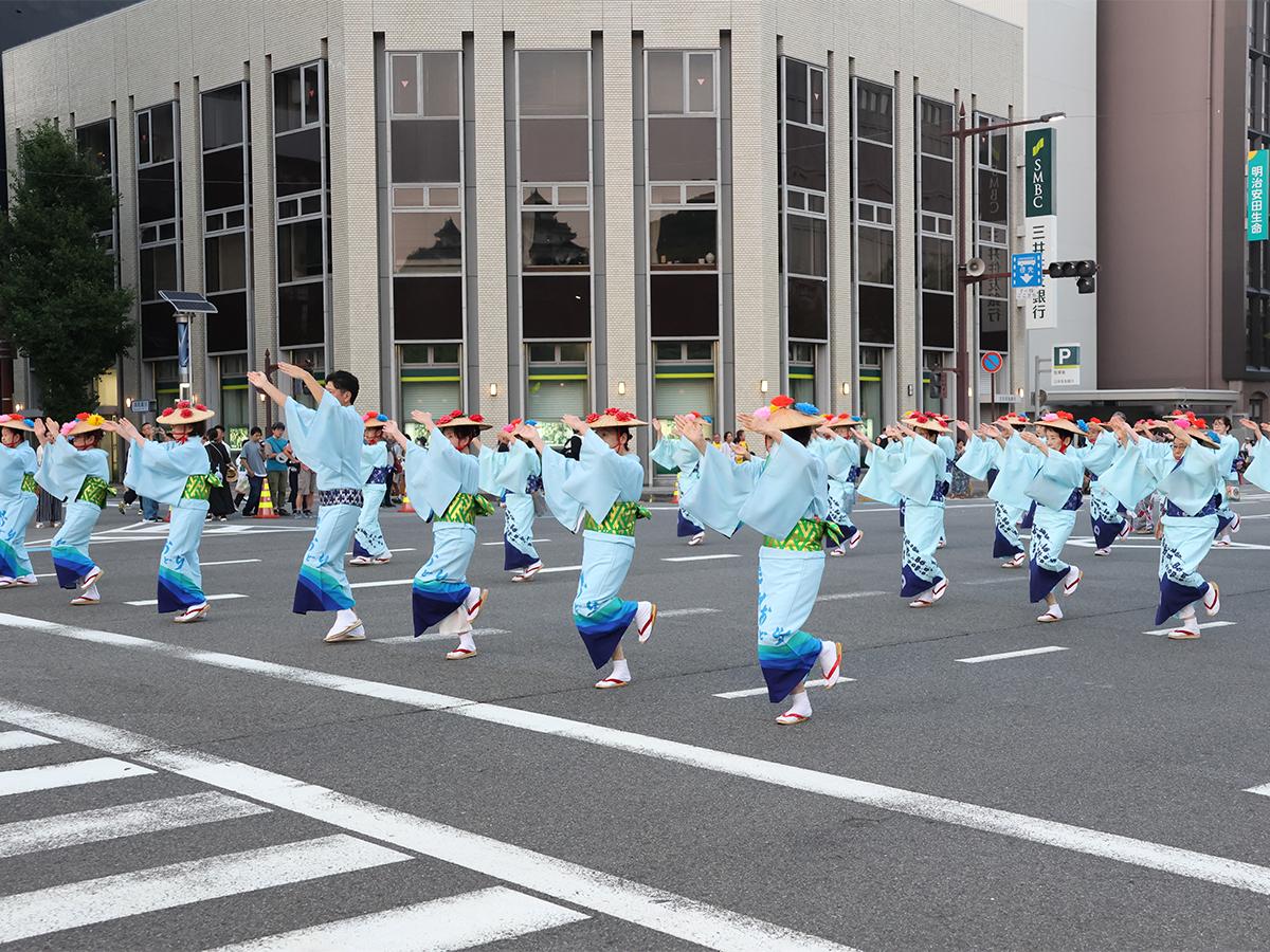けやき大通りで一斉に踊る参加者
