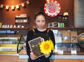 和歌山城近くのカフェ「カップス」が10周年　感謝のヒマワリ100本を進呈