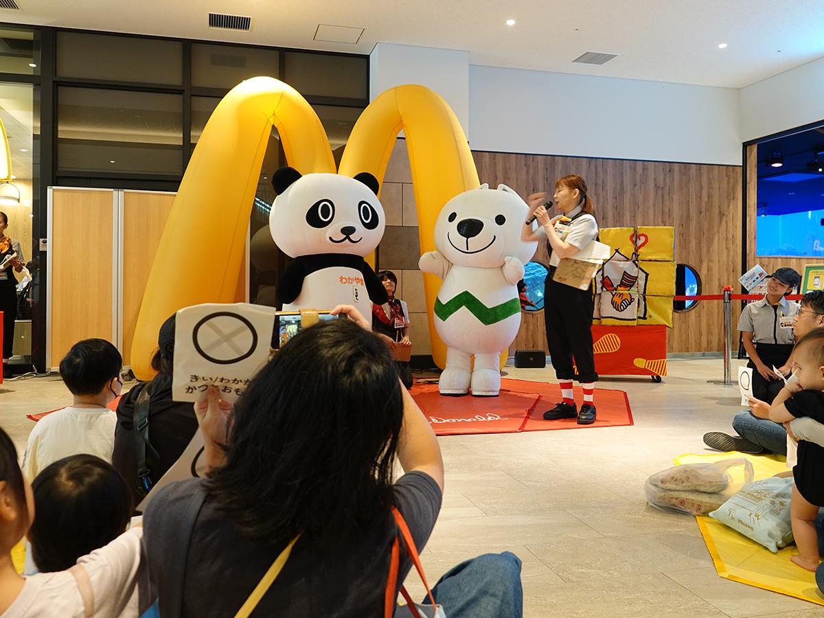 イベントに登場した和歌山観光PRシンボルキャラクター「わかぱん」（左）と和歌山県PRキャラクター「きいちゃん」